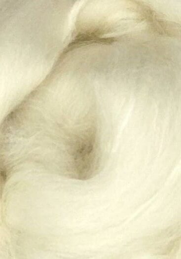 wow-blends-pavlova-14184205451307_c42ffa2e-ed92-4ff6-9fcd-e0368e4843fb A close up of Fresh Lotus Design's white roving.
