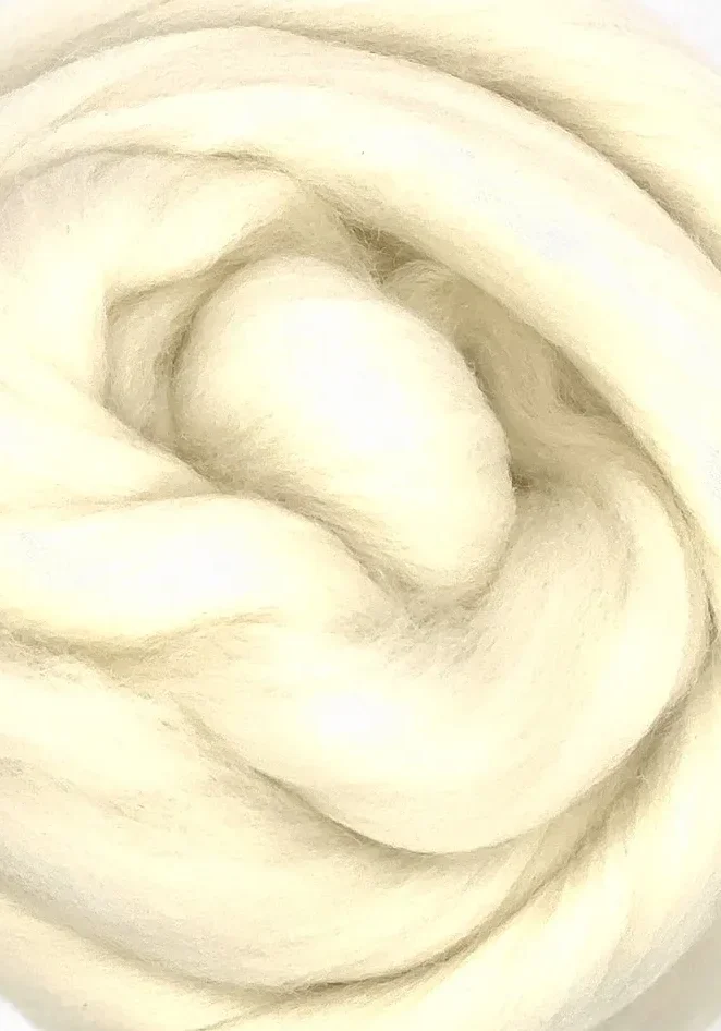 Punta A close up of a white roving displaying Fresh Lotus Design's Fiber Facts.